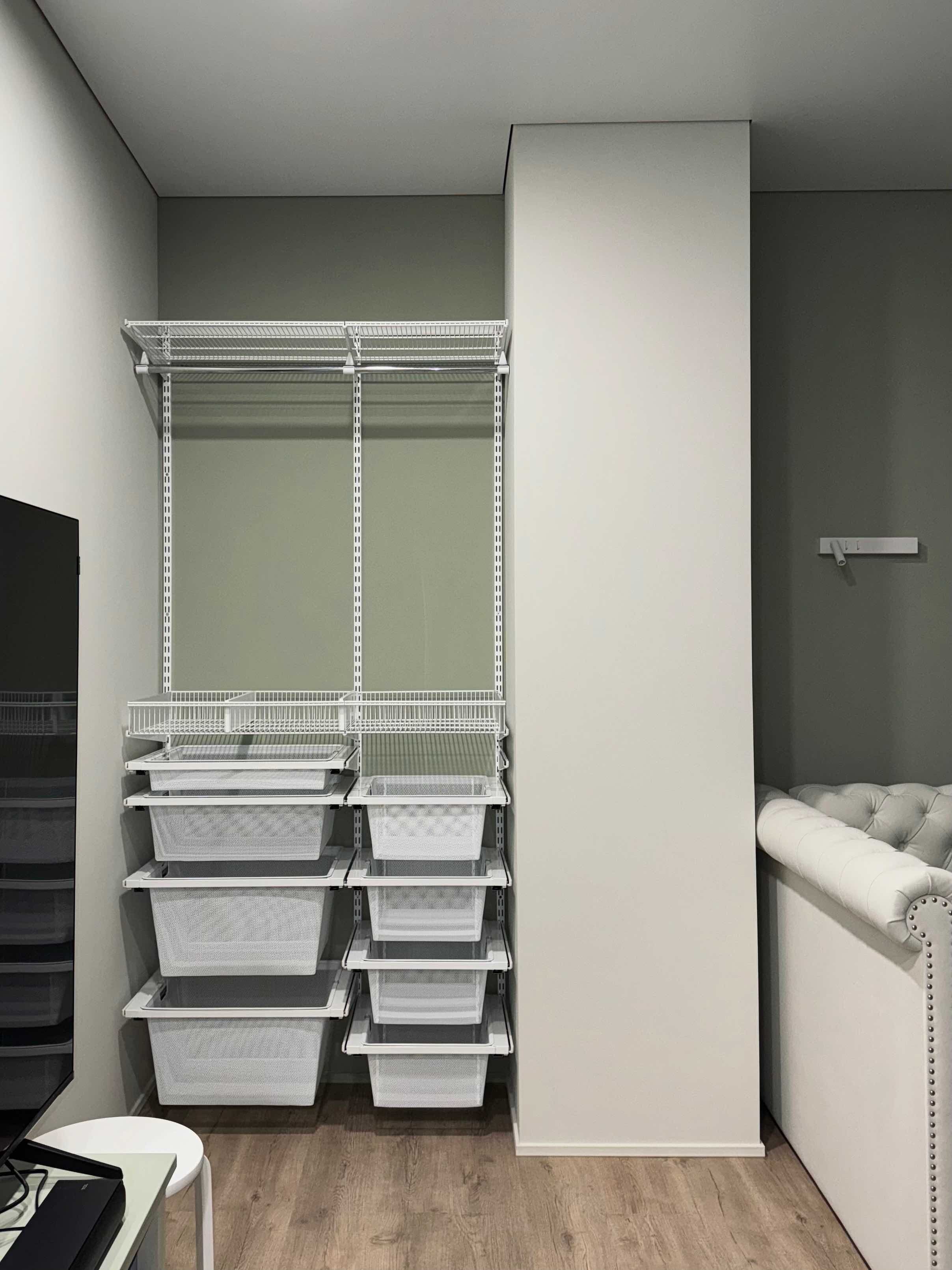 Гардеробная система в гостиной