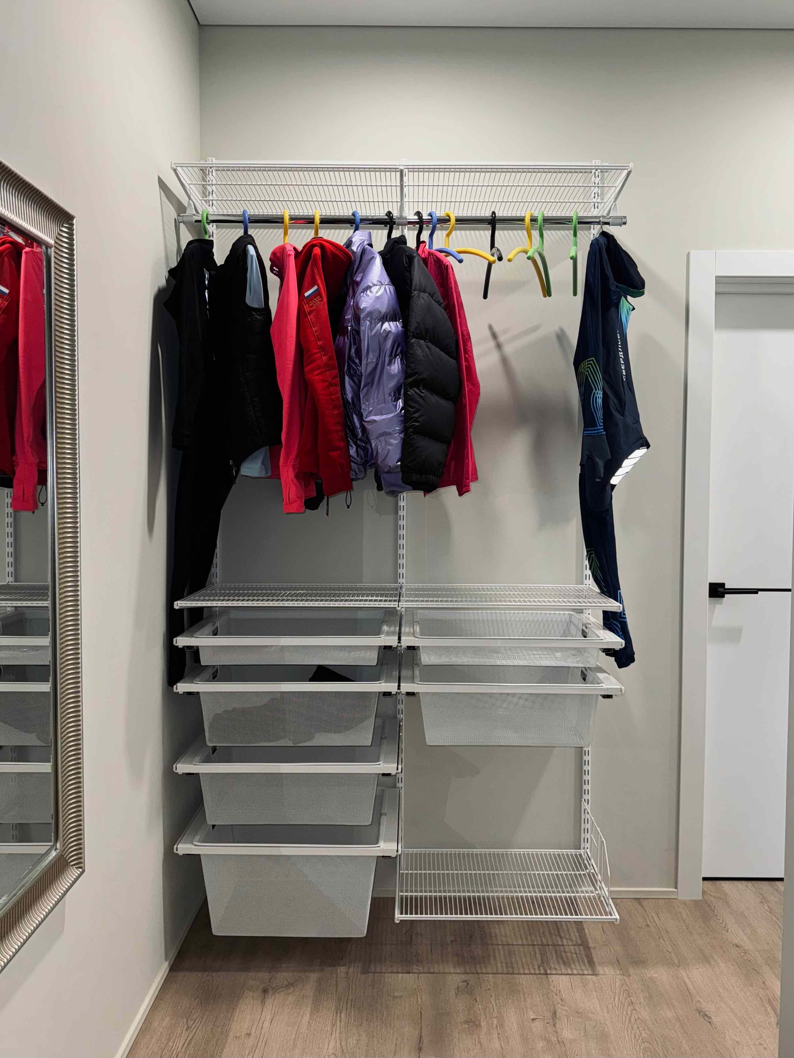 Открытое хранение в прихожей