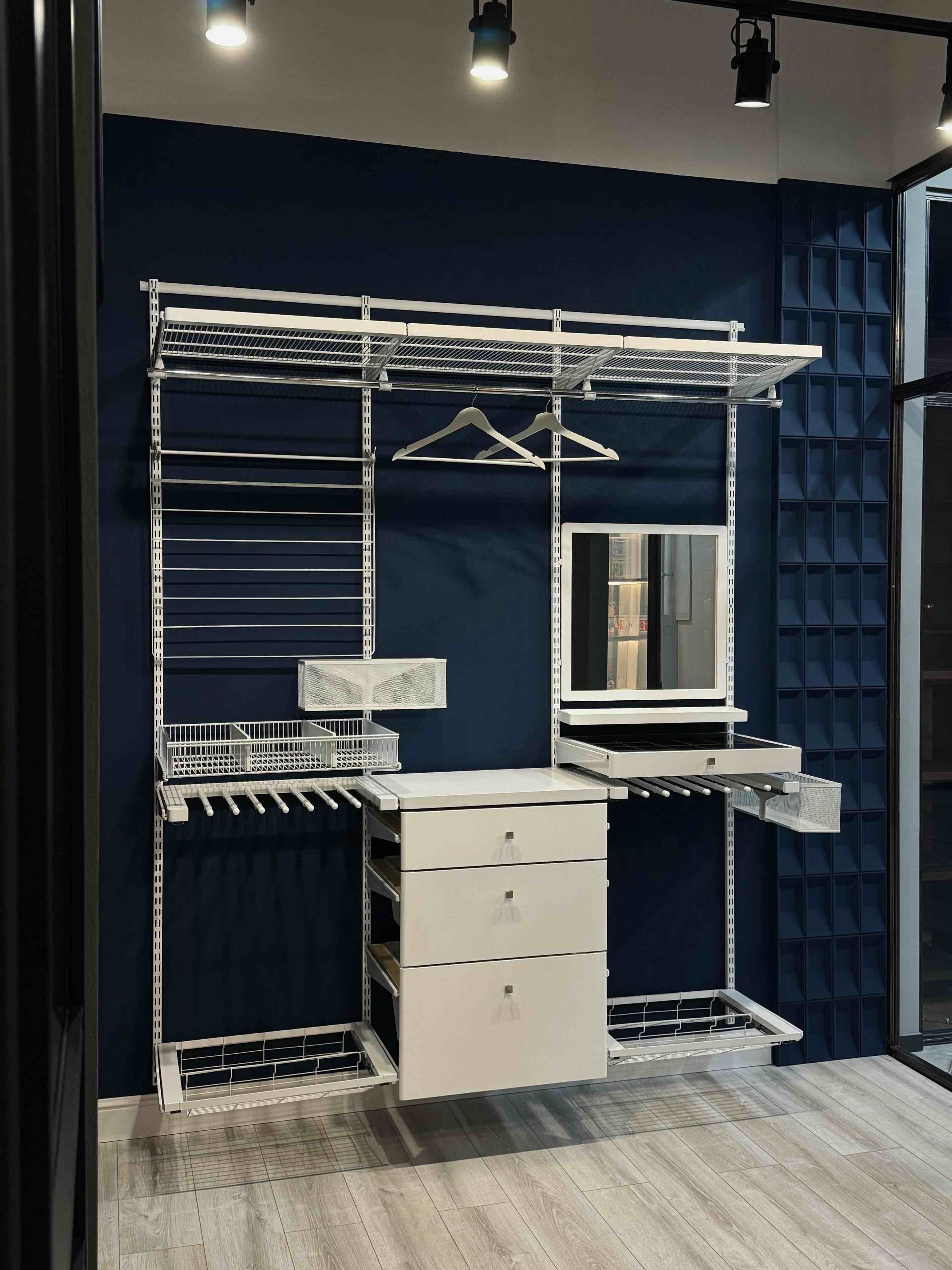 Белая гардеробная с декором